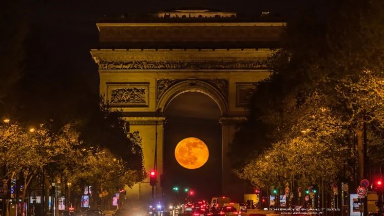 ICONIC: FULL MOON UNDER THE ARC DE&nbsp;TRIOMPHE