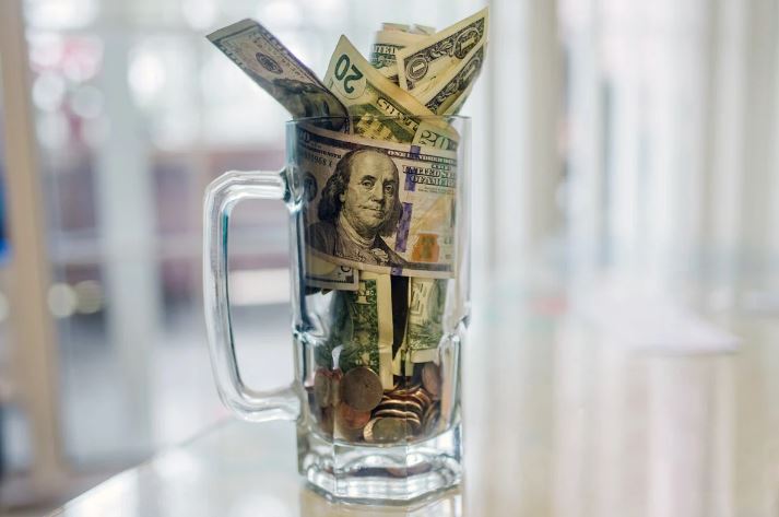 THE ULTIMATE TIPPING GUIDE FOR EVERY SITUATION: WHEN AND HOW MUCH TO&nbsp;LEAVE
