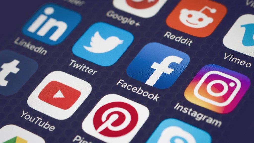 SOCIAL MEDIA (DAILY&nbsp;PROMPT)